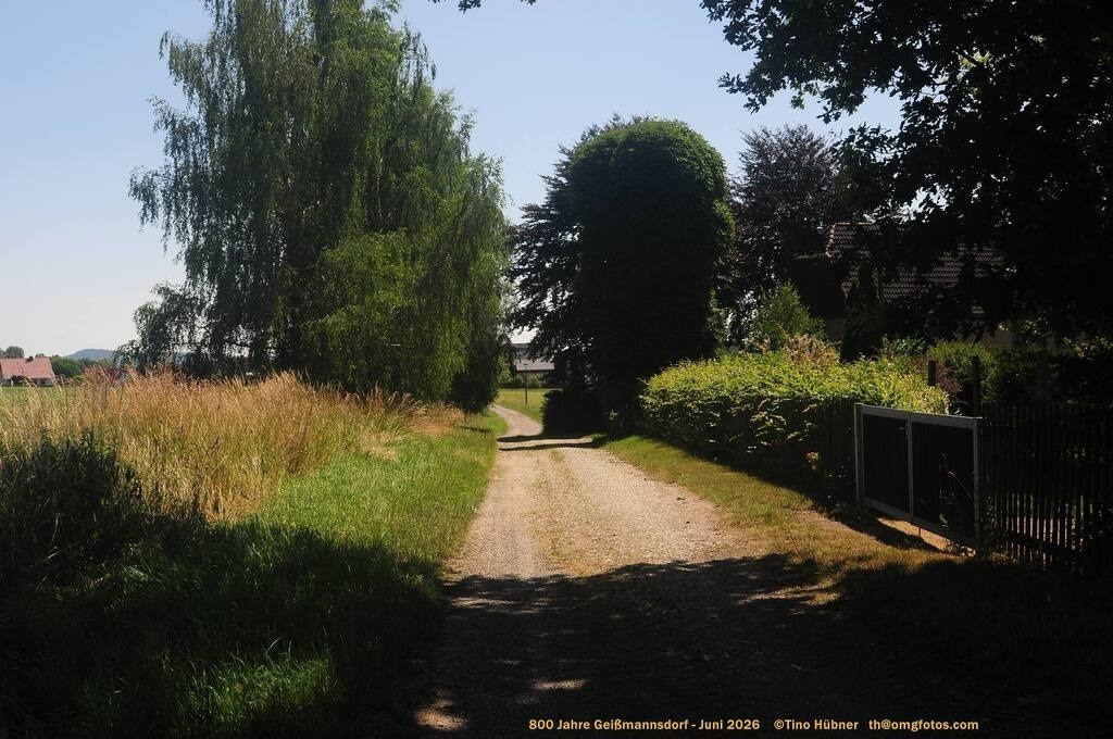 Geißmannsdorf-2026-Ortsbilder-636 | Geißmannsdorf bei Bischofswerda im Sommer 2026. Ein fotografischer Streifzug durch das Dorf Geißmannsdorf, mit Gebäuden, Straßen, Strohpuppen und geschmückten Vorgärten und Grundstücken anlässlich der 800-Jahr-Feier von Geißmannsdorf im Juni 2026 - Realisiert mit Pictrs.com