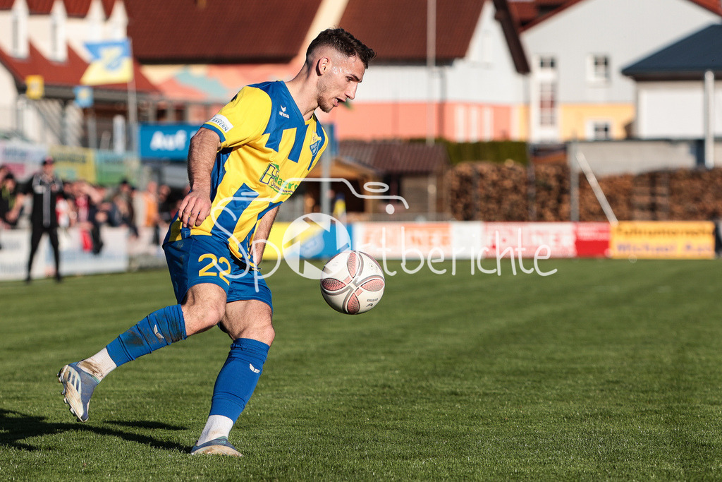 FC Pipinsried - TSV Buchbach | Faton DEZEMAILJI (FCP #22) am Ball / Freisteller / Einzelfoto