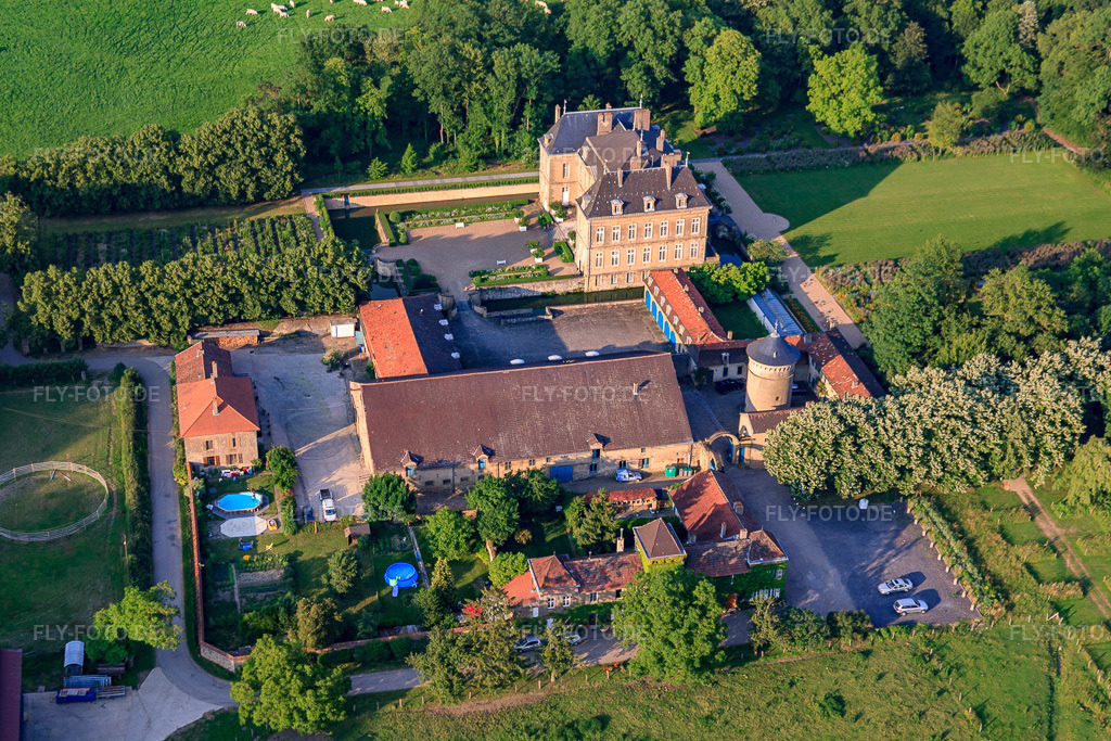 Luftbild: Château de La Grange in Manom im Bundesland Moselle in Frankreich. – Foto: IMG_29514.jpg vom 26.06.2010 durch Werner Riehm/FLY-FOTO.de – Auflösung des Originals: 4644 x 3096 px – WWW.CHATEAUDELAGRANGE.COM