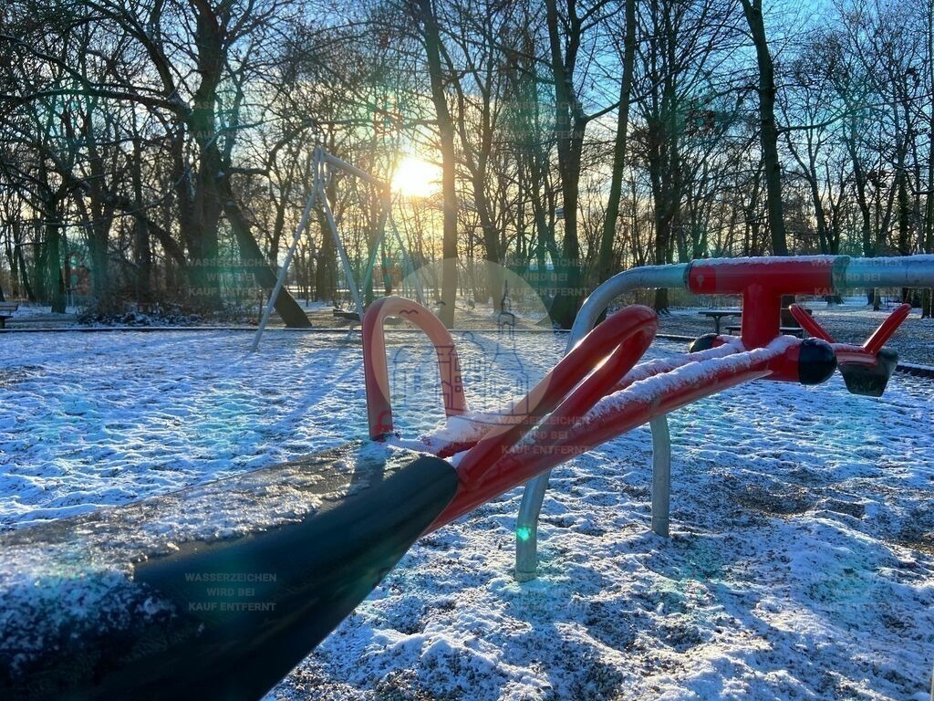 Verschneiter Spielplatz im Park mit Sonne | Ausgewählte Fotos von Taucha kompakt können Sie hier als hochwertige Drucke und weitere Fotoprodukte kaufen. - Realisiert mit Pictrs.com