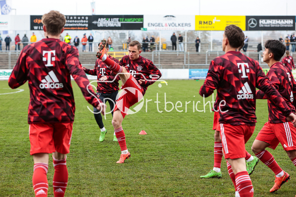 SV Vikoria Aschaffenburg - FC Bayern Amateure | Die Spieler der Amateure machen sich warm