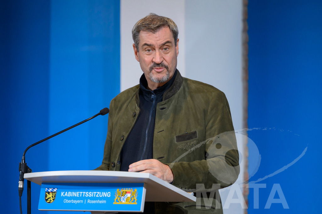 _DW04748 | Bayerns Ministerpräsident Markus Söder (CSU) bei einer Pressekonferenz im Lokschuppen. Rosenheim, 02.12.2025 Bayern Deutschland - Realisiert mit Pictrs.com