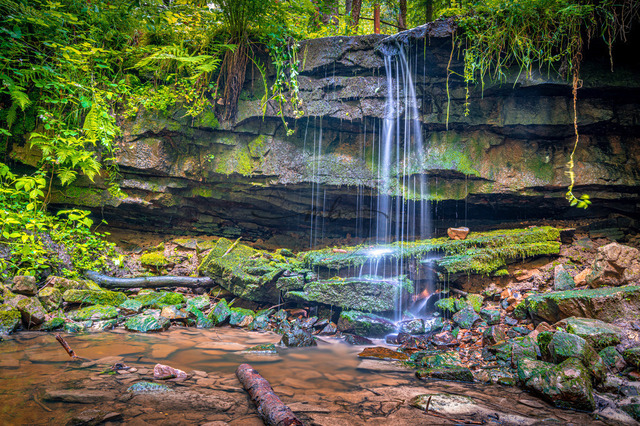 Kleiner Wasserfall an einem Fluss | Professionelle Natur- & Landschaftsfotos als Poster, auf Leinwand & viele mehr. Wähle aus einer Vielzahl an Formaten & Materialien Dein perfektes Bild. - Realisiert mit Pictrs.com