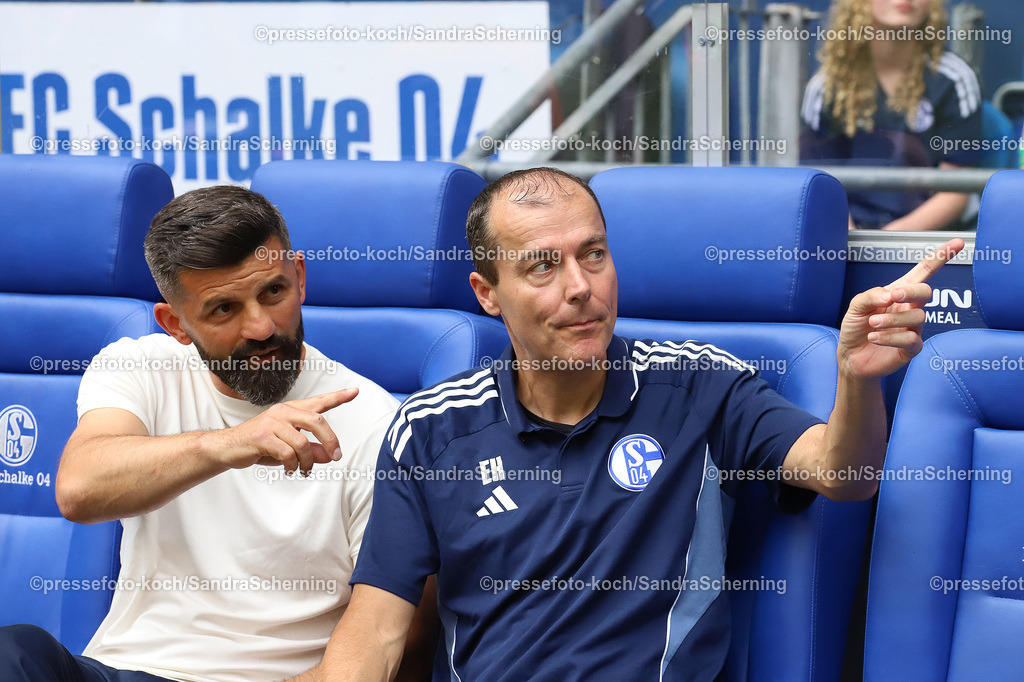 xSSC26072501047 | 26.07.2025, xsscx, Fuﬂball, FC Schalke 04 - FC Sevilla, 2. Fuﬂball Bundesliga, VELTINS-Arena, Saison 2025 2026: Miron Muslic (Cheftrainer Schalke 04) mit Enrico Heil (Zeugwart Schalke 04) DFB regulations prohibit any use of photographs as image sequences and or quasi-video.