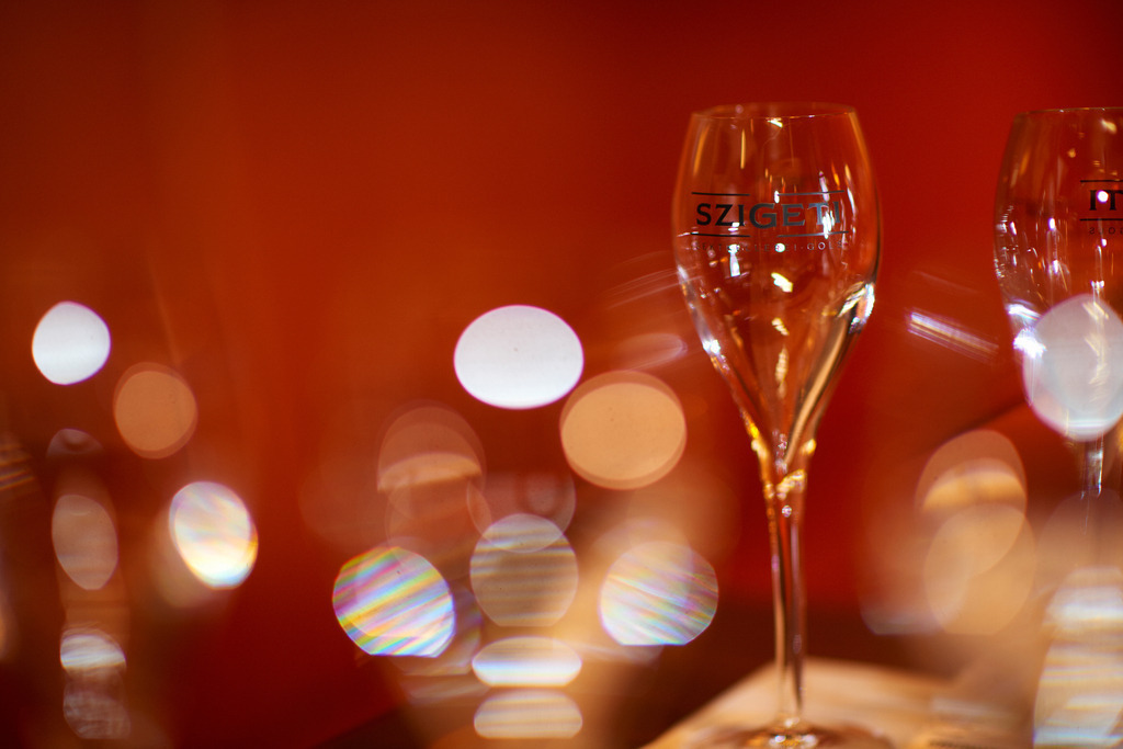 Sektkellerei Szigeti | Gols, Austria - February 19, 2018: Sektkellerei Szigeti; Stimmungsbild mit Sektgläsern im Verköstigungsraum. - Realisiert mit Pictrs.com