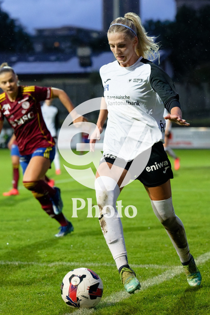 DZ8_7147_c | Switzerland: AXA Womens Super League 2025/26, Servette FC Chenois Feminin vs FC Aarau Frauen - Stade des Trois-Chene, Chene-Bourge: Bergros Asgeirsdottir (6 FC Aarau Frauen) controls the ball (action) 