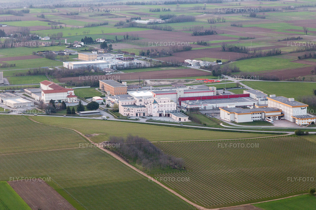 Aerial view: View of the town in Zona Industriale Prosciutti in the state Friuli Venezia Giulia, Italy. – Photo: IMG_105635.jpg taken on 04/07/2018 by Werner Riehm/FLY-FOTO.com – Resolution of the original: 5472 x 3648 px