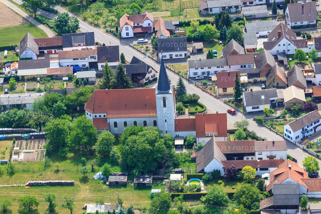 Luftbild: kathol. Kirche St. Ludwig in Scheibenhardt im Bundesland Rheinland-Pfalz in Deutschland. Foto: IMG_40905.jpg vom 08.05.2011 durch Werner Riehm/FLY-FOTO.de