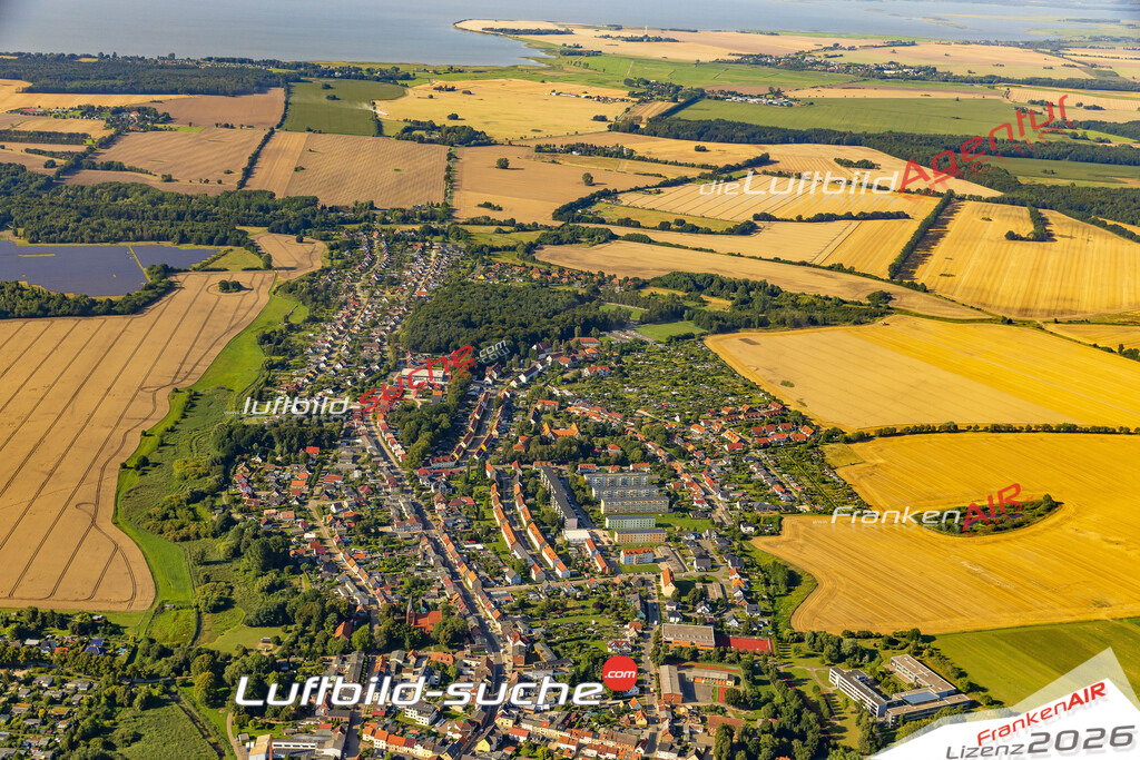 Klassische Luftaufnahme ohne Drohne zeigt:Barther Straße bei Ribnitz-Damgarten - Die Luftbildaufnahme wurde 2025 vom UL-Flugzeug heraus erstellt ( keine Drohnenaufnahme ) - Hochauflösende Luftaufnahme -Nicht vergleichbar mit Google Maps oder Satelittenbilder- Die Geschenkidee !Mit Lizenz und Bildrechte bestellbar