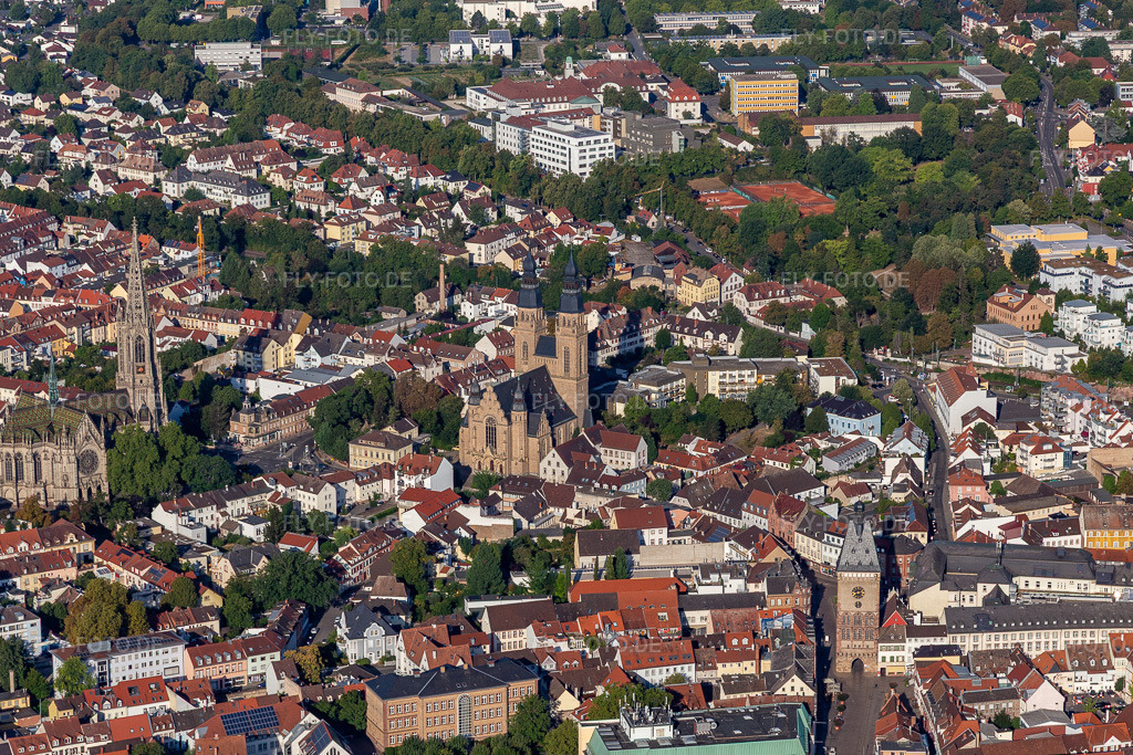 Luftbild: Gedächtniskirche der Protestation und St. Joseph in Speyer im Bundesland Rheinland-Pfalz in Deutschland. – Foto: IMG_133977.jpg vom 21.08.2022 durch Werner Riehm/FLY-FOTO.de – Auflösung des Originals: 5111 x 3407 px – &nbsp; - Prot. Gedächtniskirchengemeinde Speyer – Kirchen in Speyer