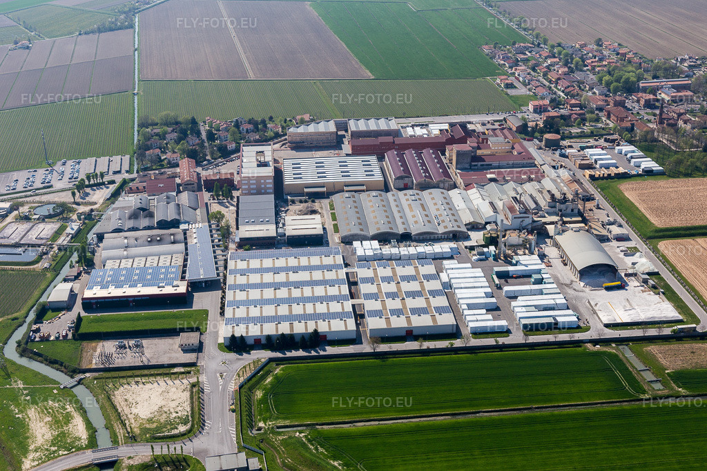 Vue aérienne: Werksgelände der Glasfabrik Zignago Vetro di Portogruaro à le quartier Villanova Santa Margherita in Fossalta dans le département Vénétie, Italie. Photo: IMG_098154.jpg prise le 03/04/2017 par Werner Riehm/FLY-FOTO.eu – Résolution de l'original: 5472 x 3648 px