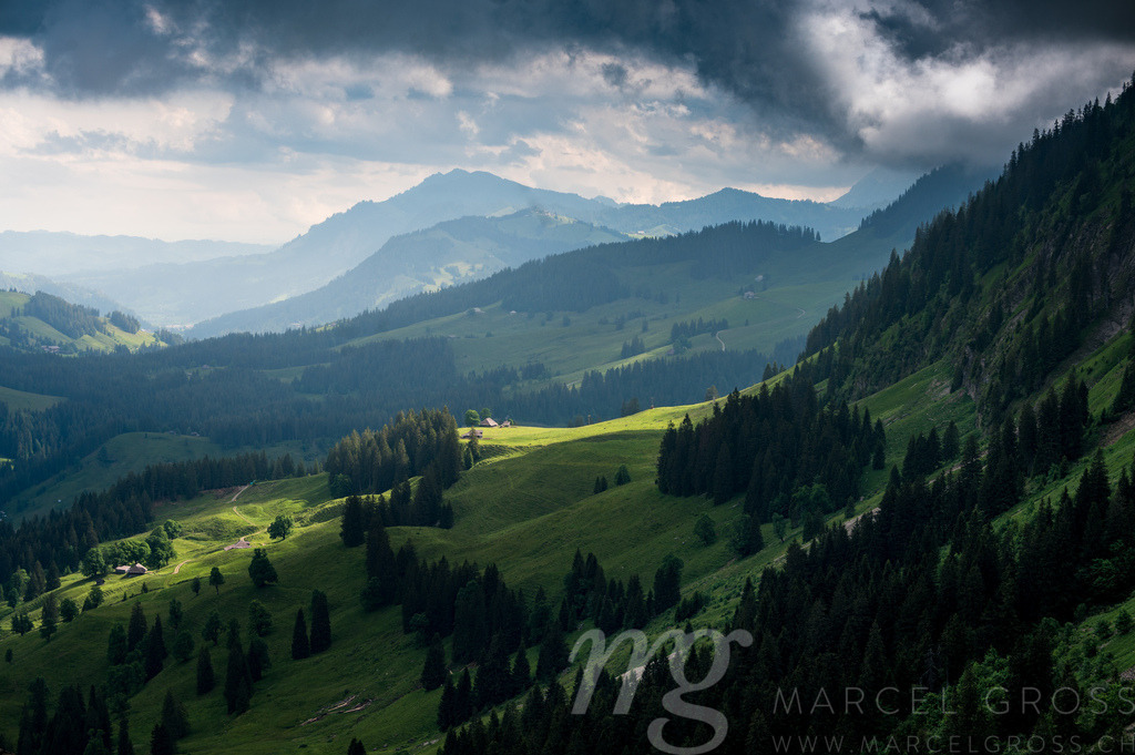 Hügel des Innereriz mit Voralpen und angelegenen Bauernhöfen | Die ideale Geschenkidee für Naturliebhaber. Naturbilder von Marcel Gross Photography für ihr Zuhause in den verschiedensten Formaten und Materialien. - Realisiert mit Pictrs.com