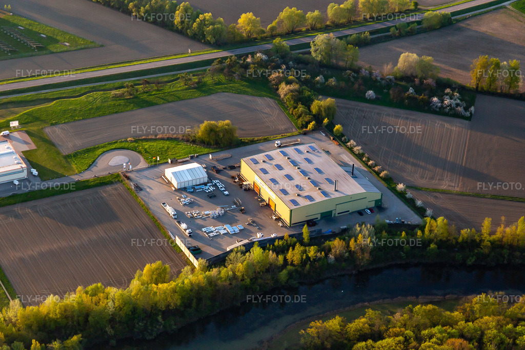 Luftbild: Firmengelände der Wiegel Rheinau Feuerverzinken GmbH & Co KG mit Hallen, Firmengebäuden und Produktionsstätten in Freistett. im Ortsteil Freistett in Rheinau im Bundesland Baden-Württemberg in Deutschland. Foto: IMG_126552.jpg vom 25.04.2021 durch Werner Riehm/FLY-FOTO.de