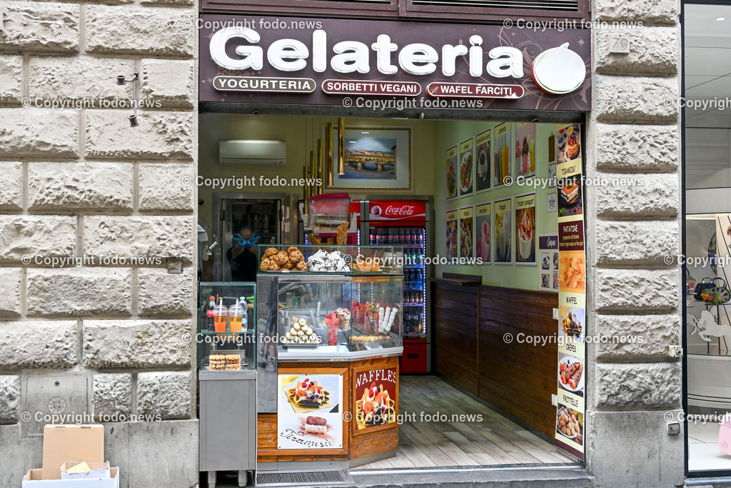 Italien_ Toscana_ Florenz_ 30.05.2024-52 | 30.05.2024, Italien, ITA, Toskana, Florenz im Bild Stadtansichten, Gebäude, Architektur, Touristen, Historisch, Souvenir, Altstadt, Museum, Statuen, Skulpturen, Piazza della Signoria, Statue David, Palazzo Vecchio, Neptunbrunnen, Piazza della Repubblica, Ponte Vecchio, Brücke, Uffizien, Kathedrale Santa Maria del Fiore, Arno, Fluß


Florenz, Firenze, ist eine italienische Großstadt. Nach Einwohnern ist sie die achtgrößte Stadt Italiens. Florenz ist die Hauptstadt sowie größte Stadt der Region Toskana und der Metropolitanstadt Florenz, in der etwa eine Million Menschen leben. Florenz ist für seine Geschichte berühmt. Leonardo da Vinci verbrachte große Teile seiner Jugend in Florenz, Michelangelo fand Unterschlupf in der Kirche der Medici, Galileo Galilei wohnte als Hofmathematiker in den Palästen der Medici. Von 1865 bis 1871 war die Stadt die Hauptstadt des neu gegründeten Königreichs Italien. Das historische Zentrum von Florenz zieht Jahr für Jahr Millionen von Touristen an. Die historische Innenstadt wurde von der UNESCO im Jahre 1982 zum Weltkulturerbe erklärt. 
Quelle: Wikipedia
