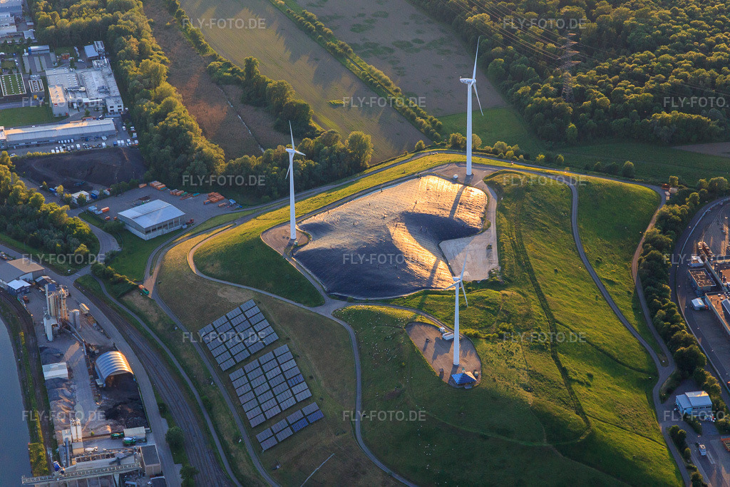 Luftbild: WKA und Photovoltaic auf dem Müllberg/Windberg am Rheinhafen im Ortsteil Knielingen in Karlsruhe im Bundesland Baden-Württemberg in Deutschland. Foto: IMG_099637.jpg vom 21.05.2017 durch Werner Riehm/FLY-FOTO.de