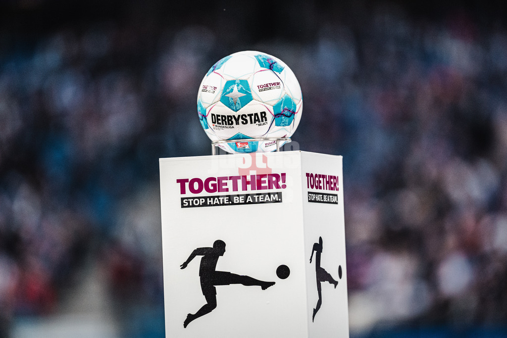 Fußball | Männer | Saison 2024/2025 | 2. Fußball-Bundesliga | 27. Spieltag | Hamburger SV vs. SV 07 Elversberg | 28.03.2025 | Der Ball auf dem Sockel mit der Aufschrift Together Stop Hate Be A Team Stele Symbolbild gegen Hass Derbystar Spielball