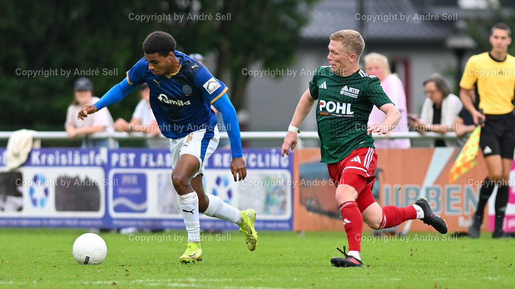 MTSV Hohenwestedt vs Holstein Kiel II | Torben Matz (MTSV #6) vs Ikem Ugoh (Holstein #6) / Fußball-Oberliga Männer 2025/2026 / MTSV Hohenwestedt vs Holstein Kiel II / Sportplatz Wilhelmhöh / Hohenwestedt / 20.09.25 - Realisiert mit Pictrs.com