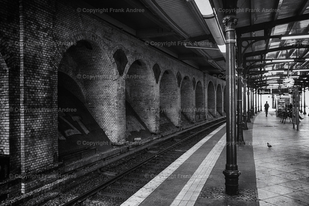 S - Bahnhof Berlin Schönhauser Allee | Ein Mann geht allein vom Bahnsteig auf dem S - Bahnhof Schönhauser Allee in Berlin Prenzlauer Berg. Straßenfotografie aus Berlin in schwarz und weiß. - Realisiert mit Pictrs.com