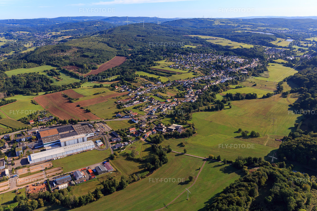 Luftbild: Ortsansicht von Südwesten mit thyssenkrupp Automotive Body Solutions im Ortsteil Lockweiler in Wadern im Bundesland Saarland in Deutschland. – Foto: IMG_149763.jpg vom 06.09.2025 durch Werner Riehm/FLY-FOTO.de – Auflösung des Originals: 5472 x 3648 px – tk-share