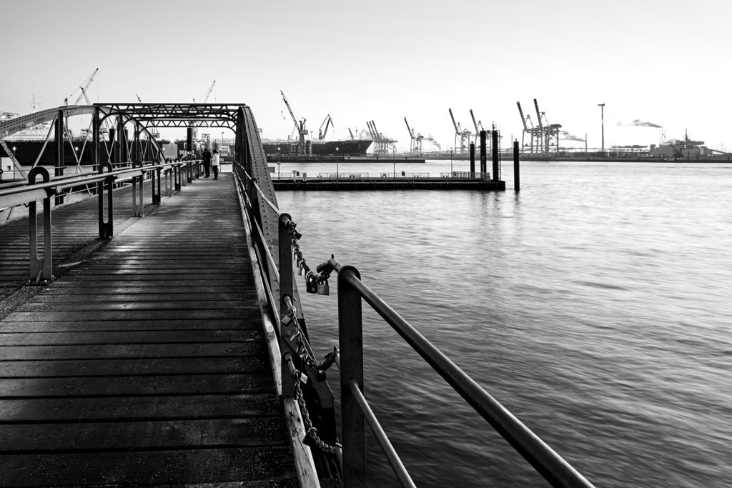hamburger hafen fischmarkt fähranleger in schwarzweiss leinwandbild poster | Kaufen Sie Hamburg Bilder und Hamburg Fotos auf Leinwand, Acrylglas, Alu-Dibond, oder als Poster in Hamburgs großer Onlinegalerie. Elbphilharmonie Bilder, Hamburger Hafen, Speicherstadt, Alster und viel mehr.