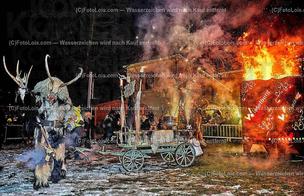 ALP9682_Wieselburger ADVENT_Wintersonnenwende_Perchtenlauf | (C)FotoLois.com, Alois Spandl, Wieselburger Advent, Wintersonnenwendfeier mit Umzug durch die Stadt, Sonnenwendfeuer und Perchtenlauf mit Show im Schlosspark, Mitwirkung der Partnergemeinde EINBECK, Sa 17. Dezmber 2022.