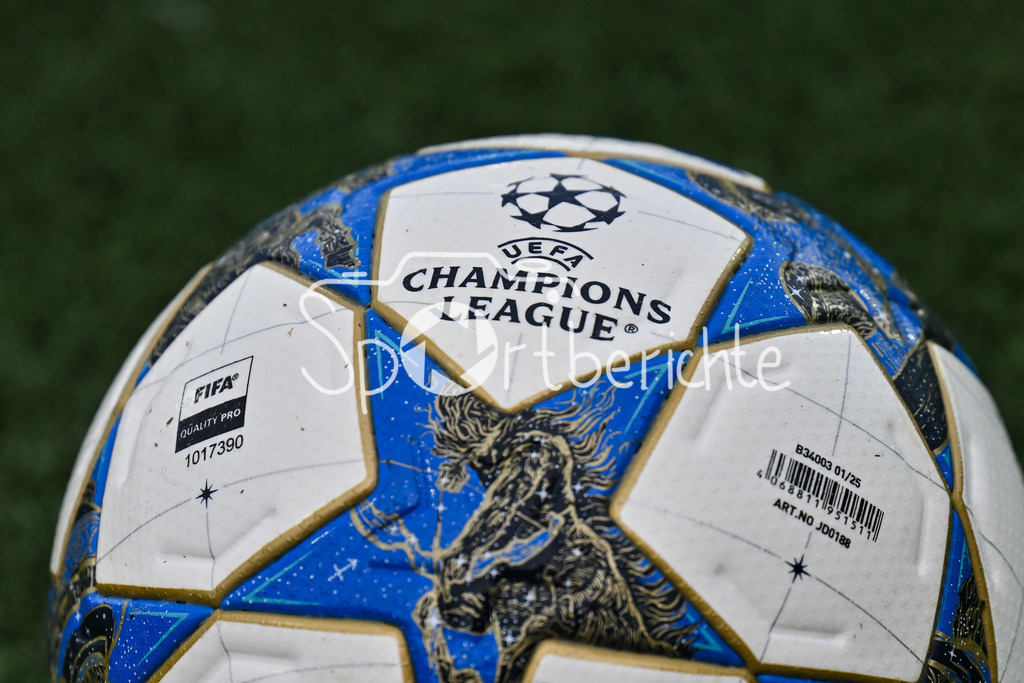 Paris Saint Germain U19 - FC Bayern München U19 | PARIS, FRANKREICH - 4. NOVEMBER: im Bild der ADIDAS Champions League Spielball / Ball / Symbolbild beim Ligaspiel zwischen der U19 von Paris Saint Germain und der U19 des FC Bayern München am 4. Spieltag der UEFA Youth League am PSG Campus am 04.11.2025