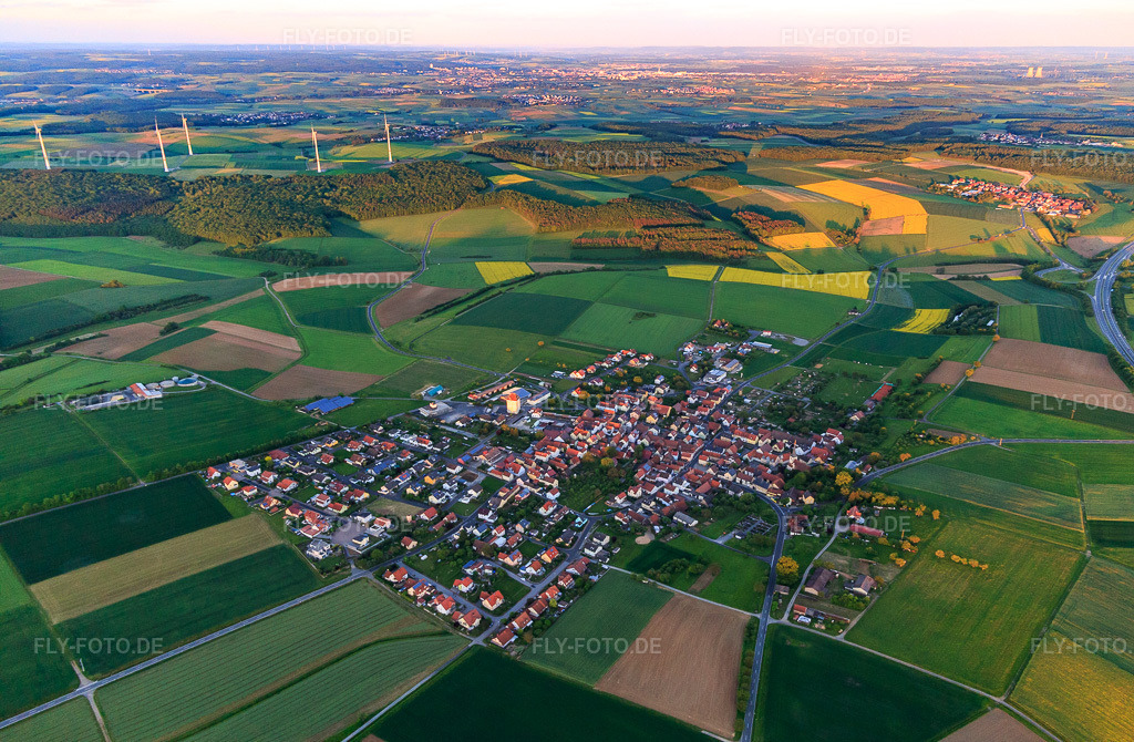Luftbild: Dorf - Ansicht aus Nordwesten im Ortsteil Greßthal in Wasserlosen im Bundesland Bayern in Deutschland. Foto: IMG_099934.jpg vom 25.05.2017 durch Werner Riehm/FLY-FOTO.de