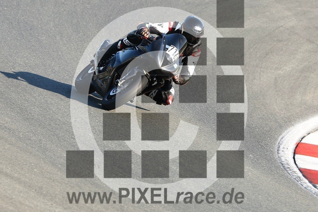 0716-20250719_10104 | Schöne Erinnerungen an spannende Momente - das festzuhalten ist unser Job. PIXELrace.de ist seit 2003 auf den Rennstrecken Europas unterwegs um die Action draußen beim Fahren und die wunderbare Stimmung imm Fahrerlager für euch einzufangen.