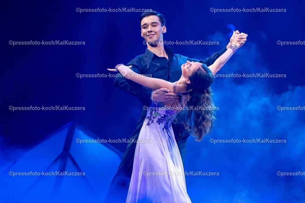 xKKUx15112501115 | 15.11.2025, xkkux, Düsseldorf, Let's Dance die Tour 2025 im PSD Bank DOME. Model San Diego Pooth tanzt zusammen mit  Ekaterina Leonova