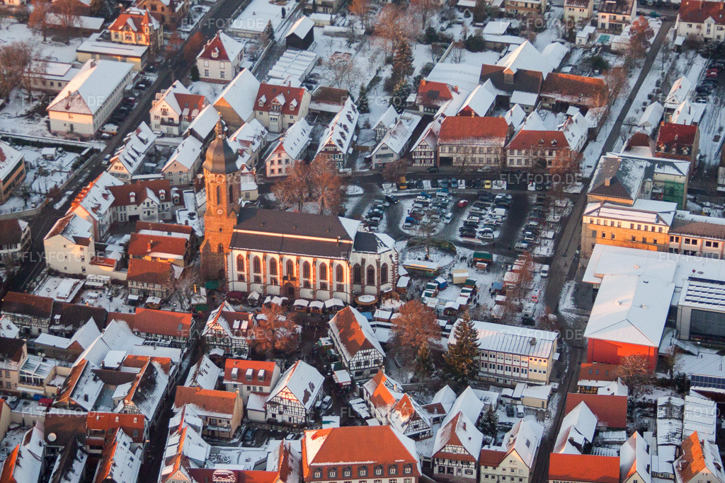 Luftbild: Winterlich schneebedeckte Sankt Georgskirche mit Martplatz, Stadthalle und Grundschule im Altstadt- Zentrum in Kandel im Bundesland Rheinland-Pfalz in Deutschland. Foto: IMG_54812.jpg vom 08.12.2012 durch Werner Riehm/FLY-FOTO.de