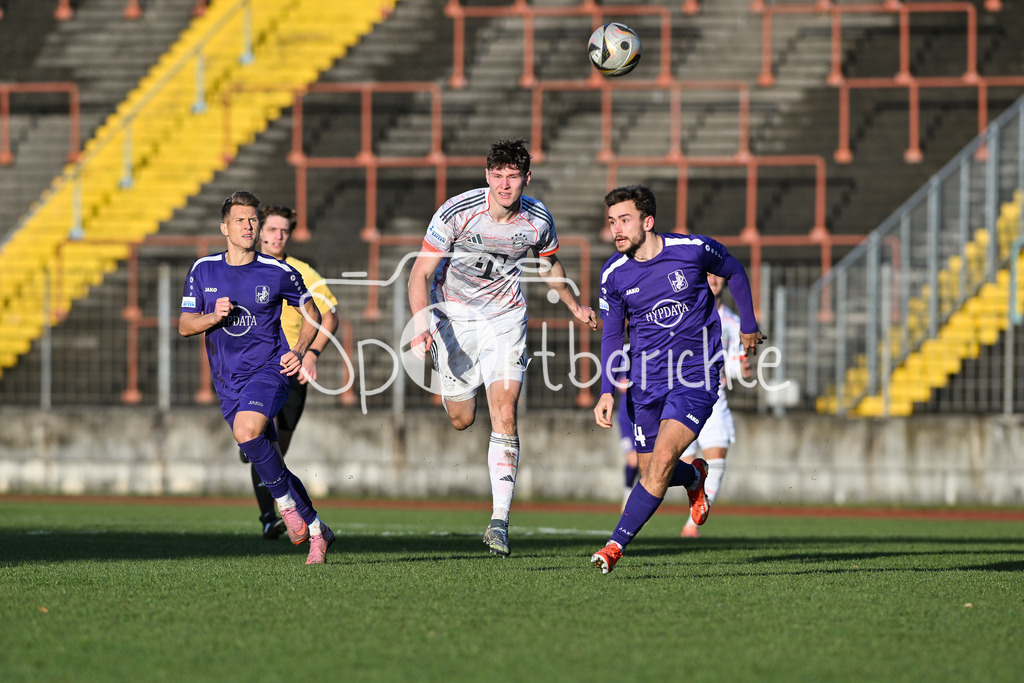 TSV Schwaben Augsburg - FC Bayern Amateure | AUGSBURG, GERMANY - 29. NOVEMBER: v. l. Matthias OSTRZOLEK (TSV Schwaben Augsburg 6), Richard Christian MEIER (FC Bayern München II 9) und Elias HERZIG (TSV Schwaben Augsburg 24) beim Ligaspiel zwischen dem TSV Schwaben Augsburg und den Amateuren des FC Bayern am 20. Spieltag der Regionalliga Bayern im Rosenaustadion
