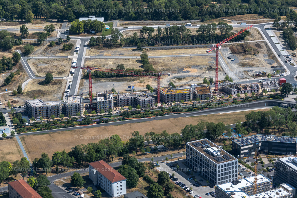 4062654 | WüRZBURG 22.07.2022 Baustelle zum Neubau einer Mehrfamilienhaus- Wohnanlage " Hubland 2 " zwischen Rottendorfer Straße und Beltwalk an der Elisabeth-Scheuring-Straße im Ortsteil Frauenland in Würzburg im Bundesland Bayern, Deutschland. Weiterführende Informationen bei: Riedel Bau AG Holding,  Stadtbau Würzburg GmbH,  bauart Konstruktions GmbH &amp; Co. KG,  zillerplus Architekten und Stadtplaner. // Baustelle zum Neubau einer Mehrfamilienhaus- Wohnanlage a??Hubland 2a?? zwischen Rottendorfer Strasse und Beltwalk an der Elisabeth-Scheuring-Strasse im Ortsteil Frauenland in Wuerzburg im Bundesland Bayern, Deutschland. Further information at: Riedel Bau AG Holding,  Stadtbau Wuerzburg GmbH,  bauart Konstruktions GmbH &amp; Co. KG,  zillerplus Architekten und Stadtplaner. Foto: Gerhard Launer