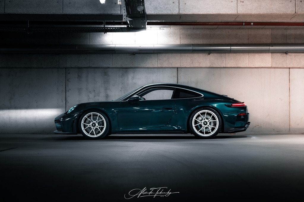 911 GT3 Touring Arlogrünmetallic | Entdecken Sie die faszinierende Welt von Alexander Tschuncky Arts: Kreative Fotografie, atemberaubende Automobilkunst und hochwertiger Bilderdruck. Lassen Sie sich inspirieren! - Realisiert mit Pictrs.com
