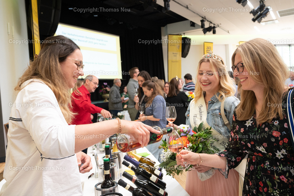 DSC_5330 | bbe. Bensheim, Bürgerhaus, Bergsträßer Weintreff unter den Gästen Blütenkönigin Nadja Pietruschka    mit ihrer Nachfolgerin Anna Bretthauer, Bild: Thomas Neu