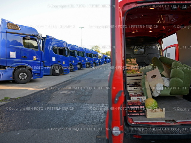 20230920-0323-lkwfahrerstreik-HEN-FOTO | 20.09.2023 Lebensmittelspende Möbelspende für die seit Wochen für nicht bezahlten Lohn streikende LKW Fahrer aus Usbekistan, Georgien, Ukraine, der Spedition LUK MAZ und AG MAZ und IMPERIA der Familie Mazur (Foto: Peter Henrich) - Realisiert mit Pictrs.com