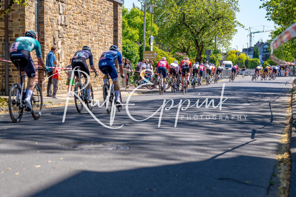 Spurt in den Mai 2026 - Großer Preis der Sparkasse Neuss | Annual one-day road cycling race "Großer Preis der Sparkasse Neuss" held in Büttgen, Germany, organized by VfR Büttgen 1912 e.V. The event features multiple races across all age categories from U11 youth to Elite men. - Realisiert mit Pictrs.com