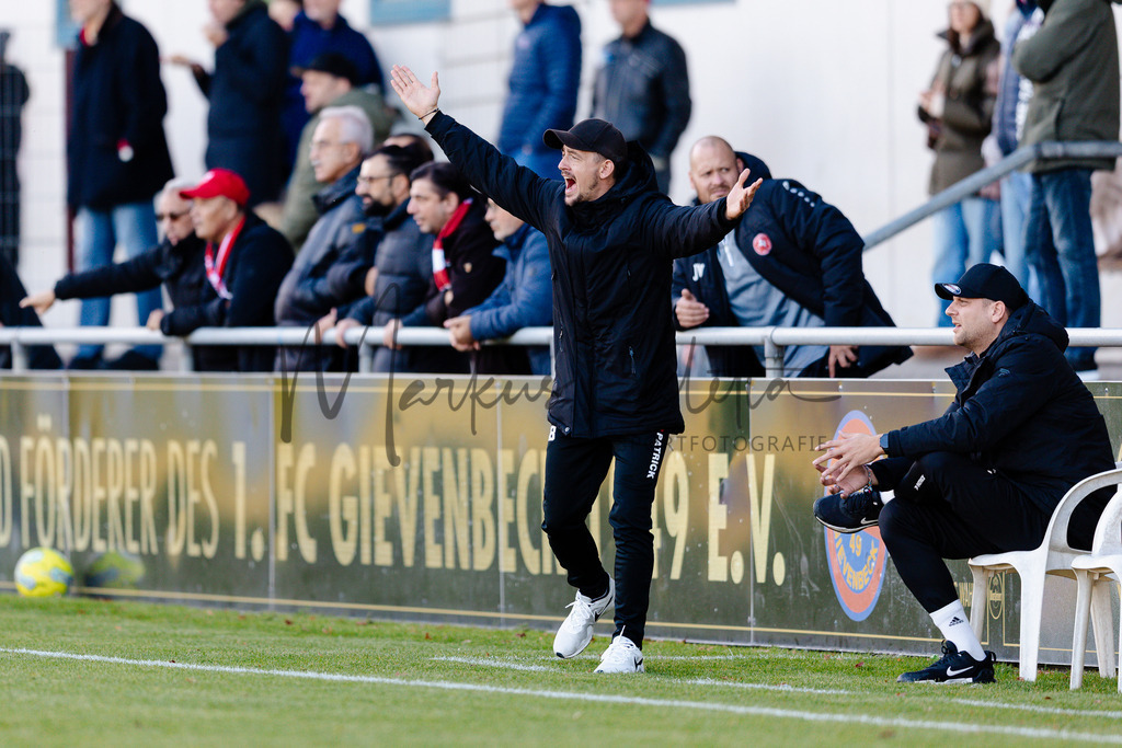 Oberliga Westfalen, Saison 2025/26, 13. Spieltag: 1. FC Gievenbeck - Türkspor Dortmund 2000 | Münster, 02.11.2025: Oberliga Westfalen, 13. Spieltag, 1. FC Gievenbeck empfängt Türkspor Dortmund 2000 im Sportpark Gievenbeck in Münster. Foto: sportfotografie.ms | Markus Paletta - Realisiert mit Pictrs.com