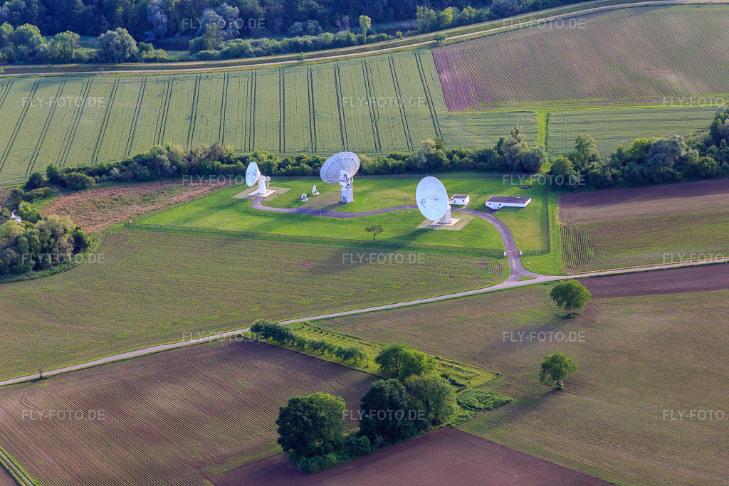 Luftbild: Parabolfunkantennen des Bundesnachrichtendienst Außenstelle Rheinhausen im Ortsteil Niederhausen in Rheinhausen im Bundesland Baden-Württemberg in Deutschland. Foto: IMG_147288.jpg vom 29.05.2025 durch Werner Riehm/FLY-FOTO.deWWW.BND.BUND.DE