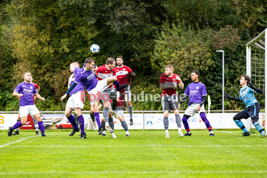 SG Hungerbach gegen FC Wildsteig/Rottenbuch | Fußball Kreisliga Herren Oberbayern Zugspitze Gruppe 1 2024/25, SG Hungerbach gegen FC Wildsteig/Rottenbuch, 20241005,Kopfball-Versuch Anselm ASAM (SG Hungerbach 8),2024-10-05 in Huglfing (Sportpark Huglfing), Anselm ASAM (SG Hungerbach 8)Copyright: WolfgangxLindner www.foto-lindner.de