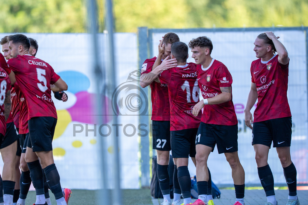 SG Sonnenhof Großaspach vs. Fortuna Köln, Fussball, 3. Liga, 1. Spieltag, 08.08.2026 | Kollektiver Torjubel nach dem 1:0 Treffer durch Loris Maier (SG Sonnenhof Großaspach, #27),SG Sonnenhof Großaspach vs. Fortuna Köln, Fussball, 3. Liga, 1. Spieltag, 08.08.2026,DFB regulations prohibit any use of photographs as image sequences and/or quasi-video