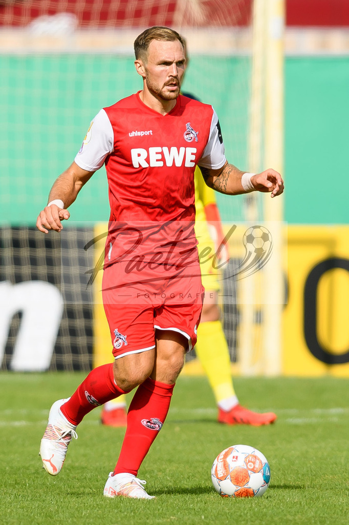 JENKOE20210808_227 | Fussball, Herren: Rafael Czichos (1. FC Koeln) in Aktion, am Ball, Einzelaktion beim Spiel der 1. Runde im DFB-Pokal zwischen FC Carl Zeiss Jena und 1. FC Koeln im Ernst-Abbe-Sportfeld am 08.08.2021 in Jena, Deutschland.DFB / DFL REGULATIONS PROHIBIT ANY USE OF PHOTOGRAPHS AS IMAGE SEQUENCES AND/OR QUASI-VIDEO. - Realisiert mit Pictrs.com