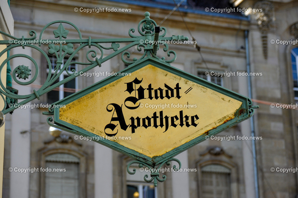 Deutschland_ Baden-Wuerttemberg_ Karlsruhe_ 20.02.2025-33 | 20.02.2025, Deutschland, GER, Baden-Wuerttemberg, Karlsruhe im Bild Themenbild, Stadtansichten, Apotheke, Stadtapotheke, Schild, Historisch, Zunftzeichen, Alte Schrift, Innenstadt