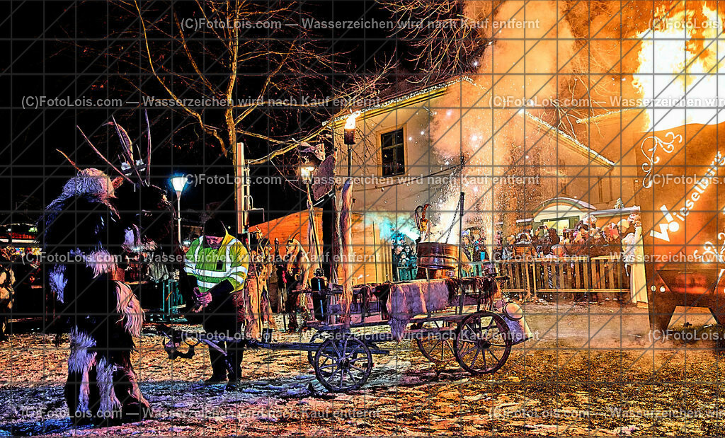 ALP9678_Wieselburger ADVENT_Wintersonnenwende_Perchtenlauf | (C)FotoLois.com, Alois Spandl, Wieselburger Advent, Wintersonnenwendfeier mit Umzug durch die Stadt, Sonnenwendfeuer und Perchtenlauf mit Show im Schlosspark, Mitwirkung der Partnergemeinde EINBECK, Sa 17. Dezmber 2022.