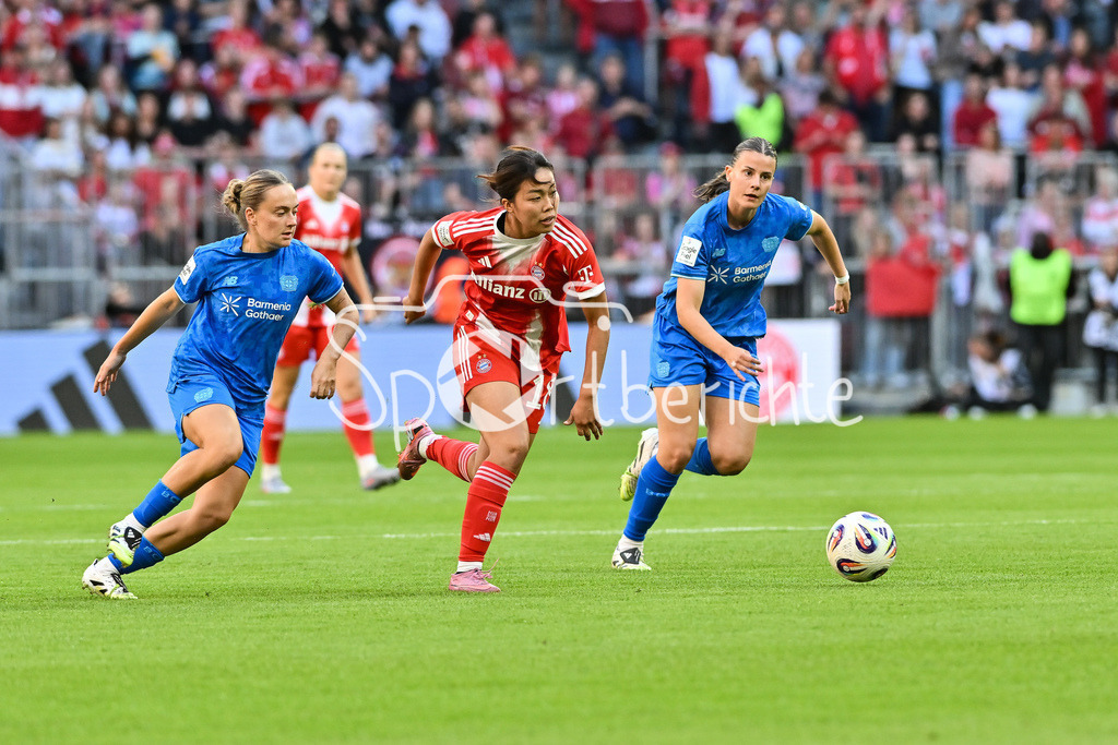 FC Bayern München - Bayer 04 Leverkusen | im Duell Sofie Lena ZDEBEL (Bayer Leverkusen Frauen 16) und Momoko TANIKAWA (FC Bayern Frauen 18) / Zweikampf / Google Pixel Frauen-Bundsliga: FC Bayern München - Bayer 04 Leverkusen; Allianz Arena am 06.09.2025