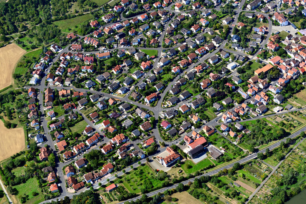 3650054 | ERLABRUNN 31.08.2016 Wohngebiet einer Einfamilienhaus- Siedlung am Rande von landwirtschaftlichen Feldern in Erlabrunn im Bundesland Bayern, Deutschland // Single-family residential area of settlement on the edge of agricultural fields in Erlabrunn in the state Bavaria, Germany Foto: Gerhard Launer