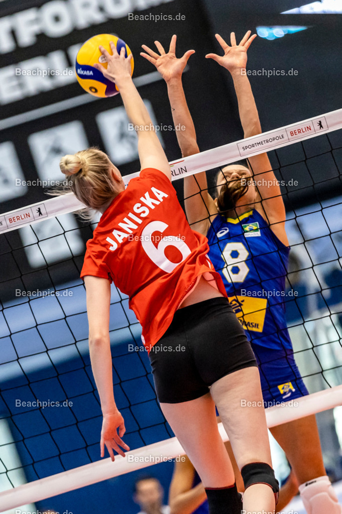 2022-00063280-Testspiel-Deutschland-Brasilien | Angriff Jennifer JANISKA #6 (Annahme-Außen) GER gegen Marcis CARNEIRO #8 BRA, 17.09.2022; Berlin Foto: Gerold Rebsch - www.beachpics.de
