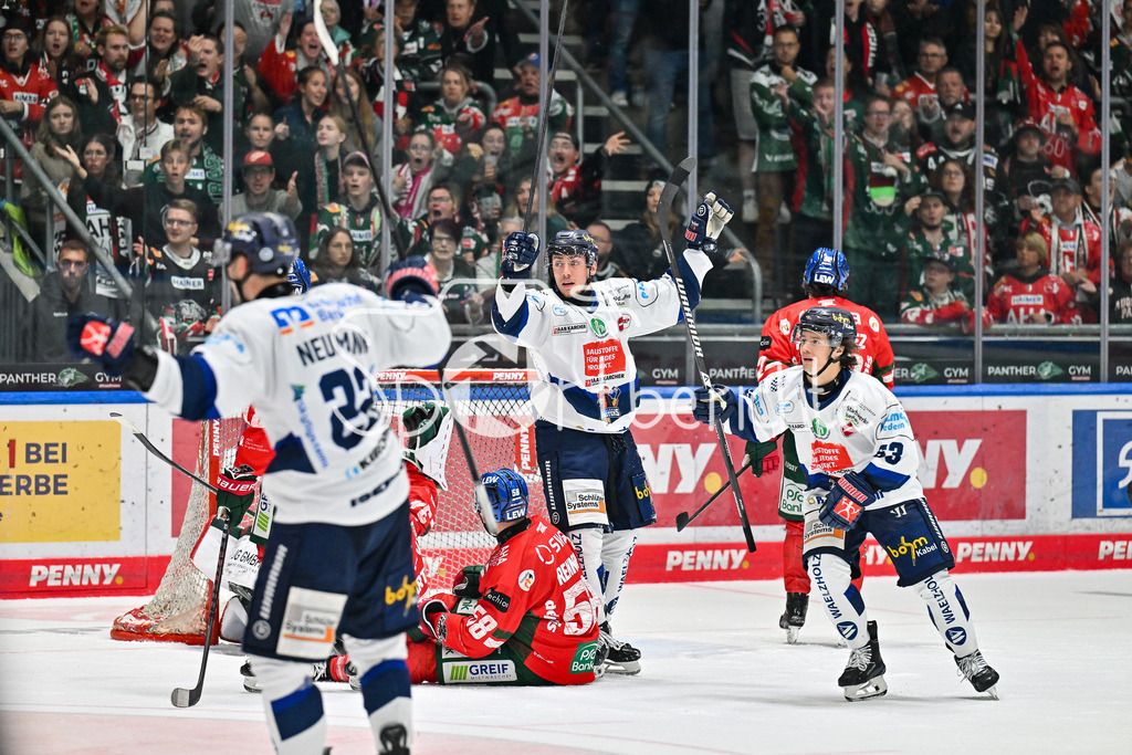 Augsburger Panther - Iserlohn Roosters | Zu früh gefreut - der Treffer von Colin UGBEKILE (Iserlohn Roosters 79) wird nicht gegeben / Tor / Torschuetze / Freude / Happy / Penny DEL: Augsburger Panther - Iserlohn Roosters; Curt Frenzel Stadion am 21.09.2025