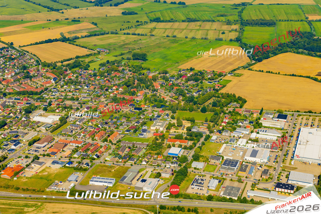 Ahornstraße Pampow Bild- Das Luftbild wurde 2025 vom UL-Flugzeug heraus erstellt ( keine Drohne bzw. Drohnenaufnahme ) - Hochauflösende Luftaufnahme -Nicht vergleichbar mit Google Maps oder Satelittenbilder- Die Geschenkidee !Mit Lizenz und Bildrechte bestellbar - CC