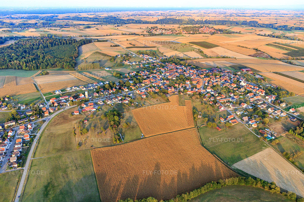Luftbild: Ortsansicht von Südwesten in Schœnenbourg im Bundesland Bas-Rhin in Frankreich. – Foto: IMG_123282.jpg vom 30.09.2020 durch Werner Riehm/FLY-FOTO.de – Auflösung des Originals: 5472 x 3648 px