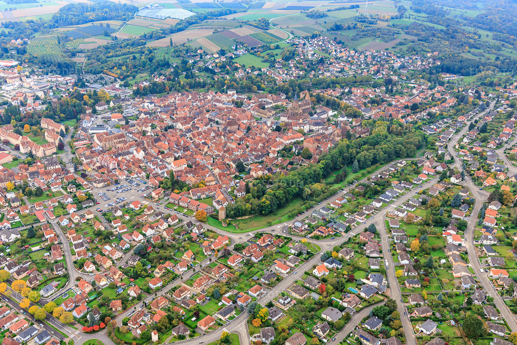 Luftbild: Rempart Nord und Tour de la Poudrière in Wissembourg im Bundesland Bas-Rhin in Frankreich. – Foto: IMG_150022.jpg vom 10.10.2025 durch Werner Riehm/FLY-FOTO.de – Auflösung des Originals: 6000 x 4000 px – Fortification d'agglomération - POP